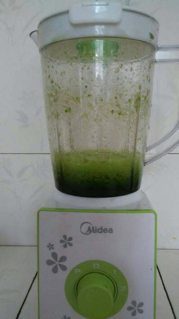 芹菜汁,放入搅拌机加清水搅拌