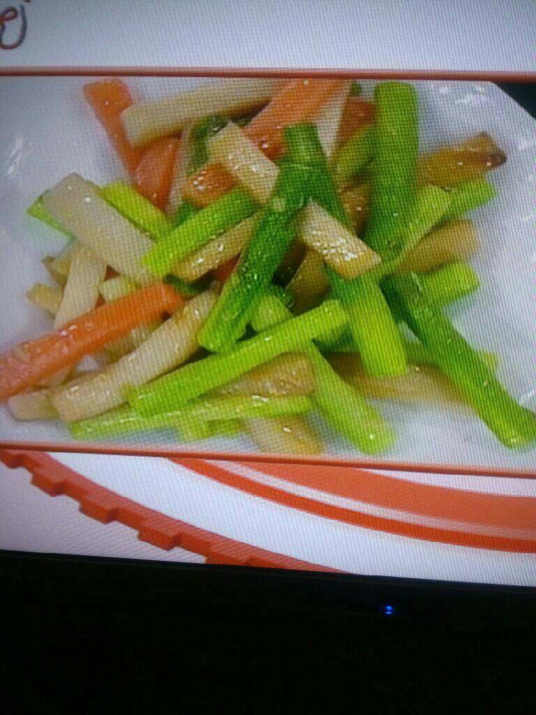 杏鲍菇清炒芦笋,加入芦笋胡萝卜炒一下，加糖，盐和味达美即可