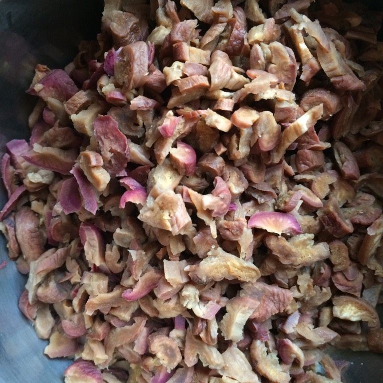 下饭菜:萝卜干酱菜,如图萝卜干泡软,洗去多余盐分,把水挤干净,切碎