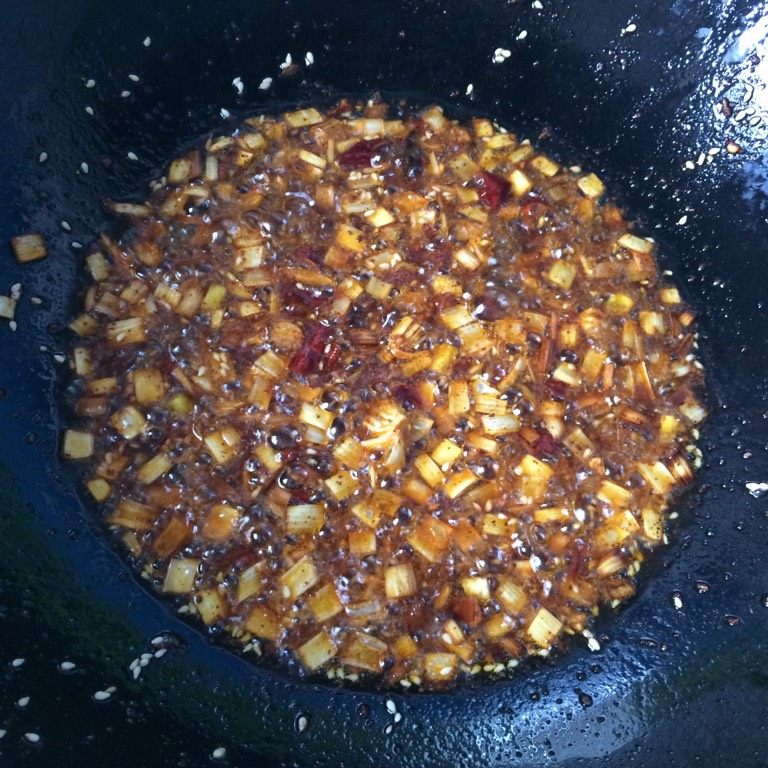 下饭菜:萝卜干酱菜,如图炒出香味,油炒红,滴少许老抽,白糖,一两滴陈醋,少许胡椒粉