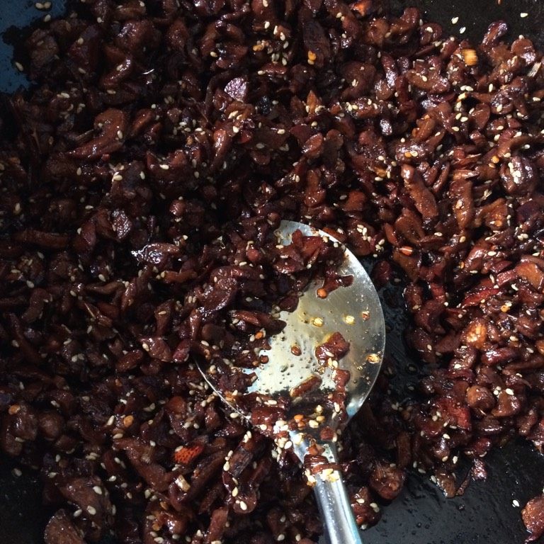 下饭菜:萝卜干酱菜,如图将萝卜碎下入锅里,中火翻炒,将萝卜干带的水分炒干后加入约十毫升的香油,翻炒均匀即可出锅