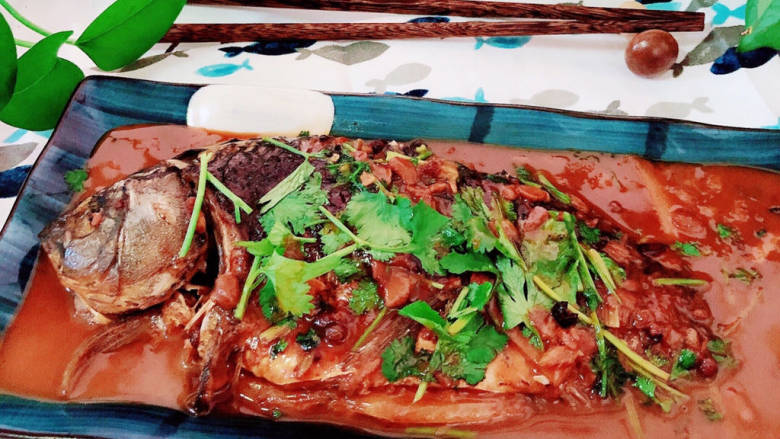 酱闷鲫鱼,鲫鱼肉质特别细腻嫩滑,非常不错的味道哟!