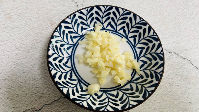 双椒手撕包菜,蒜末