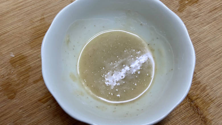 豆角焖卷子➕排骨豆角土豆焖卷子,炖煮排骨时来准备卷子。食用油两汤匙加入一汤匙面粉少许椒盐,搅拌均匀成油酥