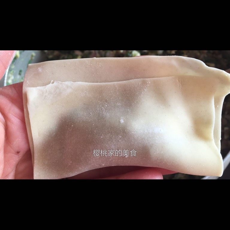 竹笋虾仁荠菜馄饨,如图馄饨皮自下而上翻起来,上下皮子的边不要重合,如图所示有一点层次,除下面以外其余3面按紧;