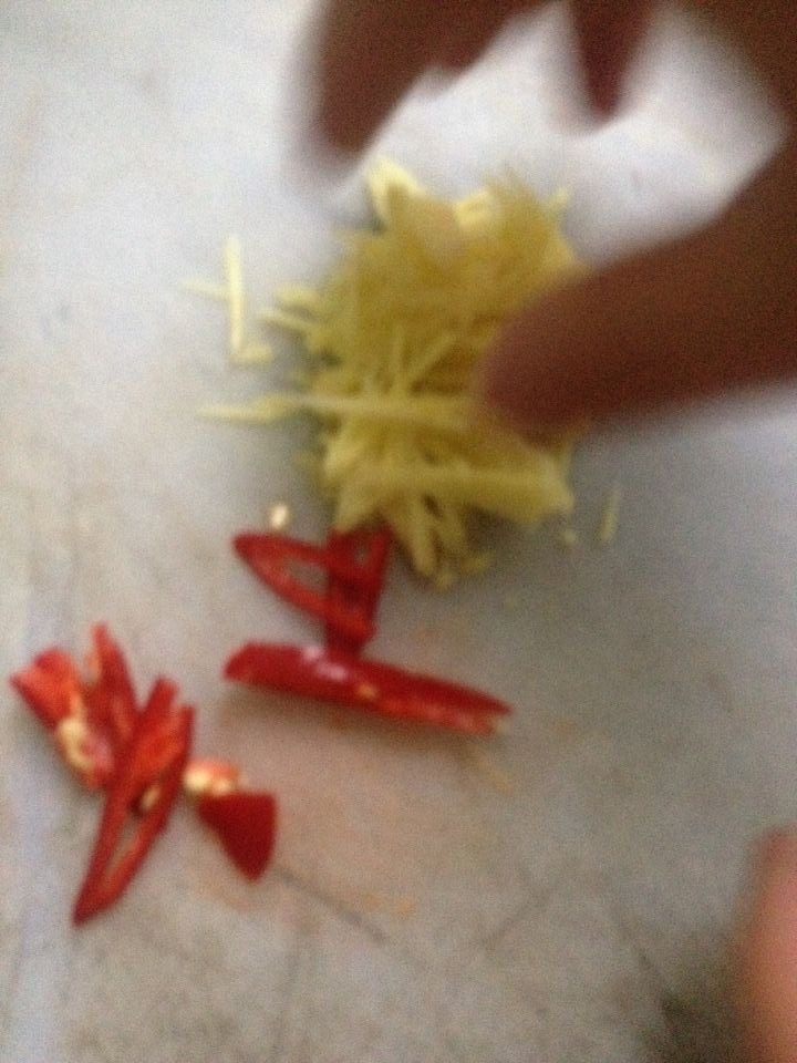 清蒸多宝鱼,鱼洗干净 背部开几条线  撒盐入味半小时    <a style='color:red;display:inline-block;' href='/shicai/ 37'>姜</a>切丝  <a style='color:red;display:inline-block;' href='/shicai/ 3250'>葱</a>切段   辣椒切斜条