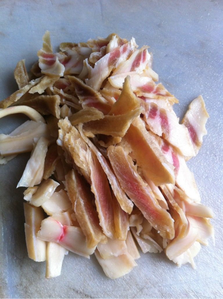 菜心炒腊肉,<a style='color:red;display:inline-block;' href='/shicai/ 436'>腊肉</a>洗干净切小块  <a style='color:red;display:inline-block;' href='/shicai/ 3239'>菜心</a>切薄片   <a style='color:red;display:inline-block;' href='/shicai/ 3349'>蒜苗</a>切小段