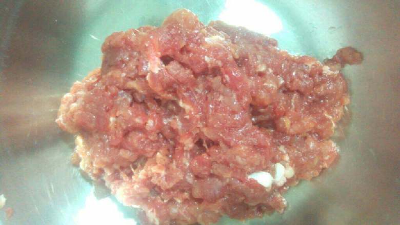 紫菜肉汤,把<a style='color:red;display:inline-block;' href='/shicai/ 414'>猪肉</a>剁碎；