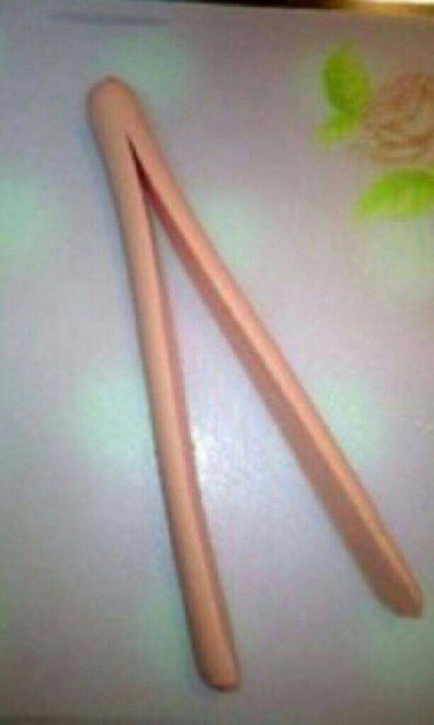 早餐爱心火腿煎蛋,如图，将香肠从中间切开