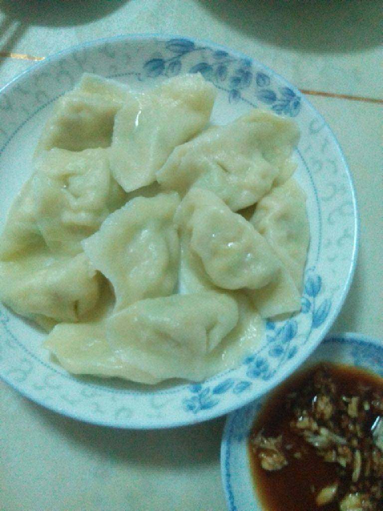 西葫芦鸡蛋馅饺子,锅中烧水,水开后放入饺子,盖盖子煮,水开后,打入冷水,再煮开打入冷水,饺子就差不多了,饺子皮变软即可。