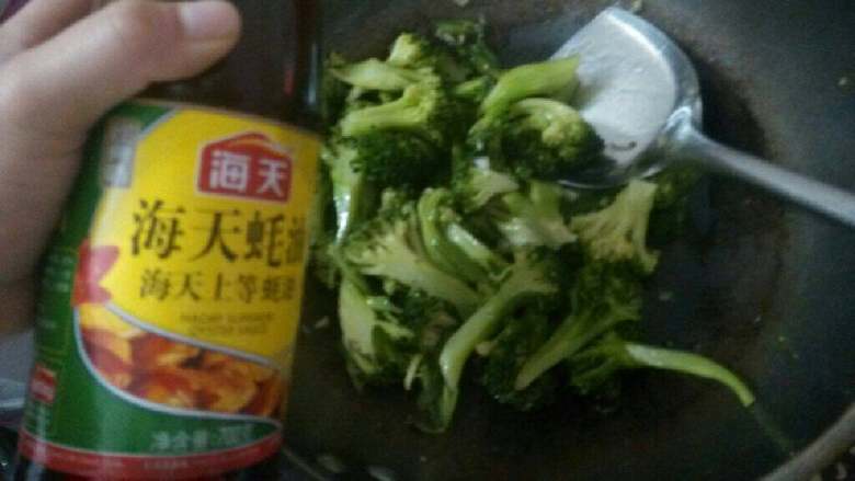 蒜蓉西兰花,放适量蚝油