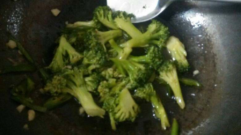 蒜蓉西兰花,下鸡粉调味出锅