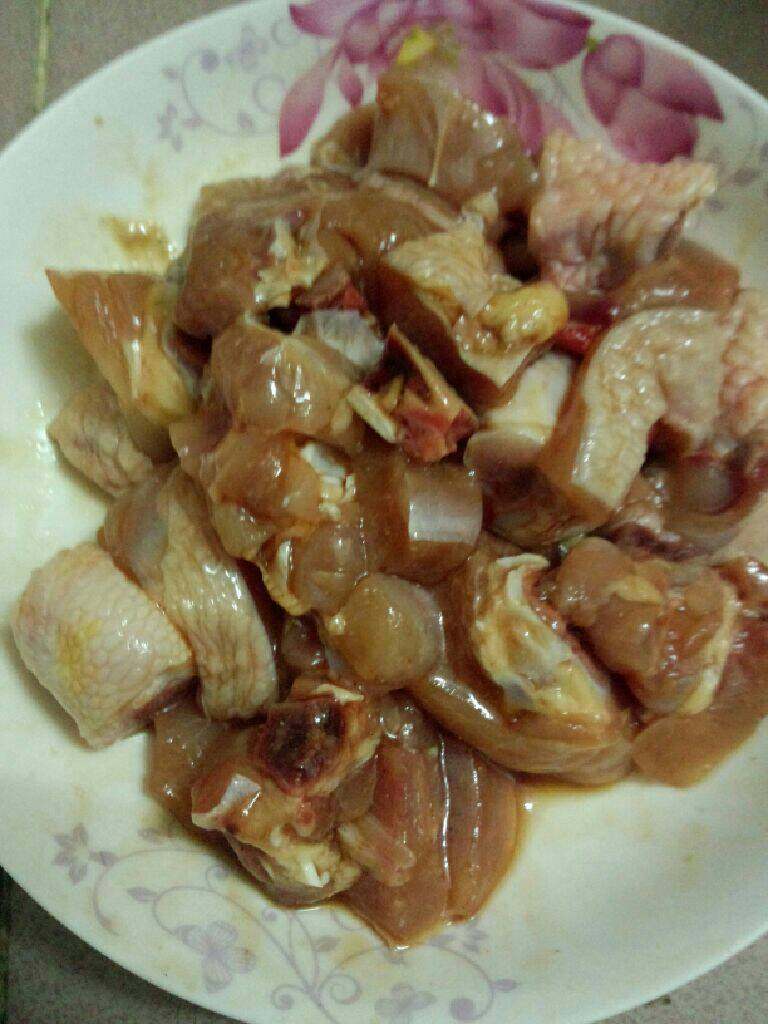 土豆焖鸡腿,<a style='color:red;display:inline-block;' href='/shicai/ 92'>鸡腿</a>洗干净切块  用盐<a style='color:red;display:inline-block;' href='/shicai/ 788'>生抽</a> <a style='color:red;display:inline-block;' href='/shicai/ 721'>蚝油</a> <a style='color:red;display:inline-block;' href='/shicai/ 720'>胡椒粉</a>腌制半小时左右