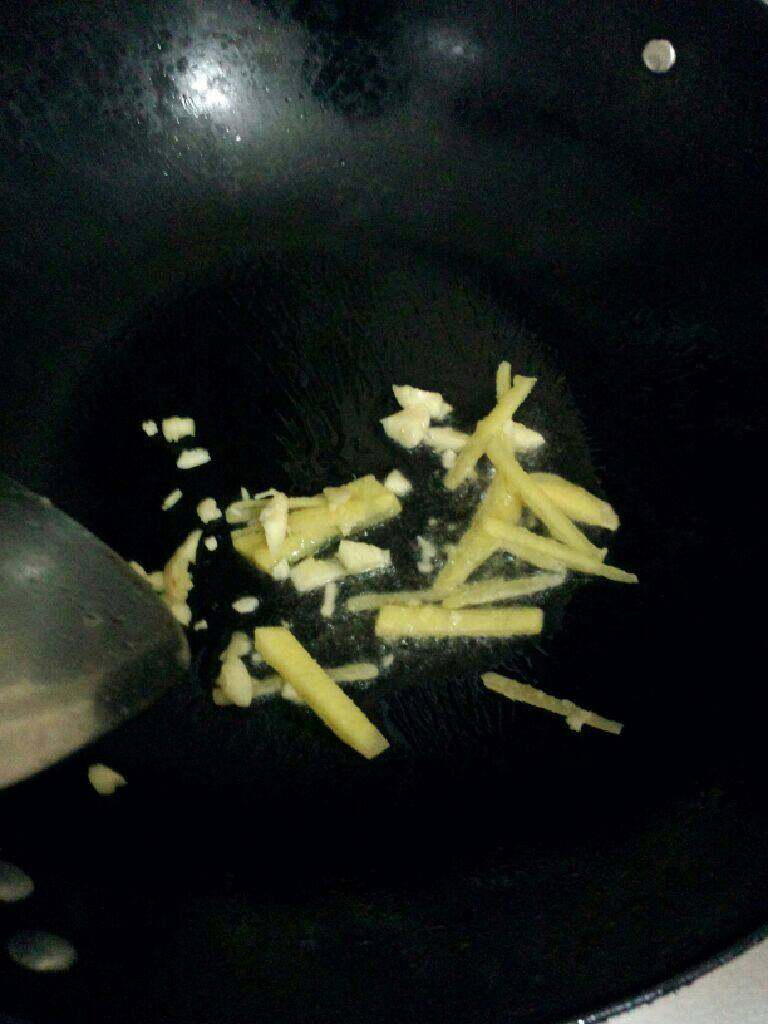 土豆焖鸡腿,锅加入油烧热 把姜和蒜放入爆香