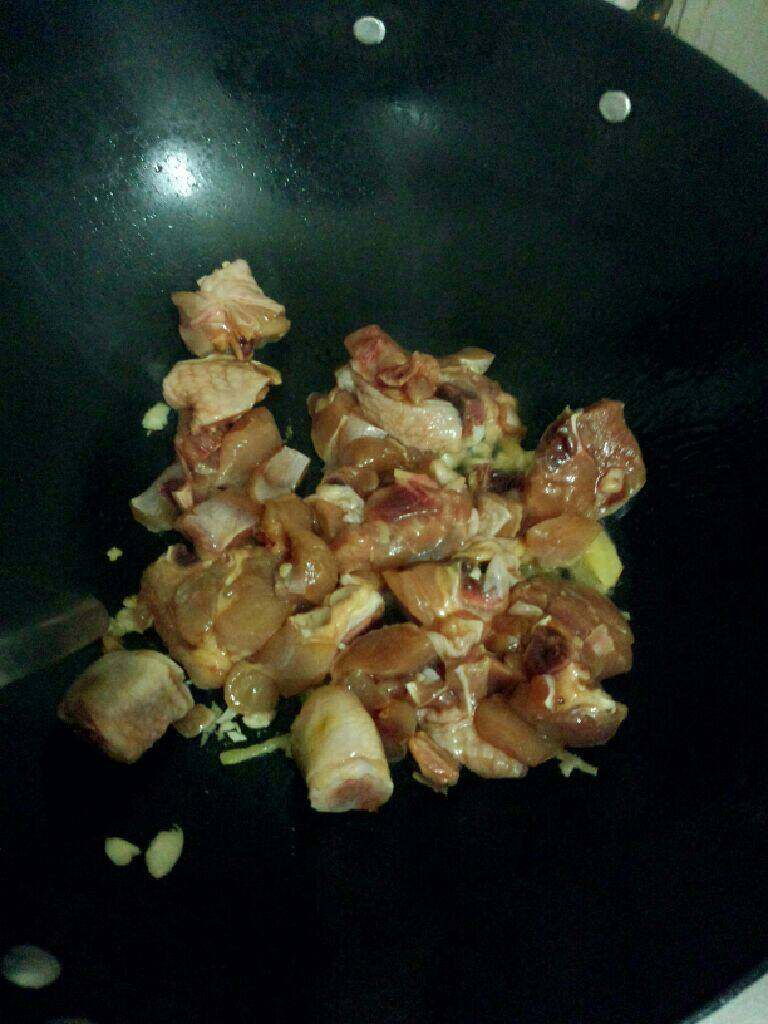 土豆焖鸡腿,在把腌制好的鸡腿放入略炒
