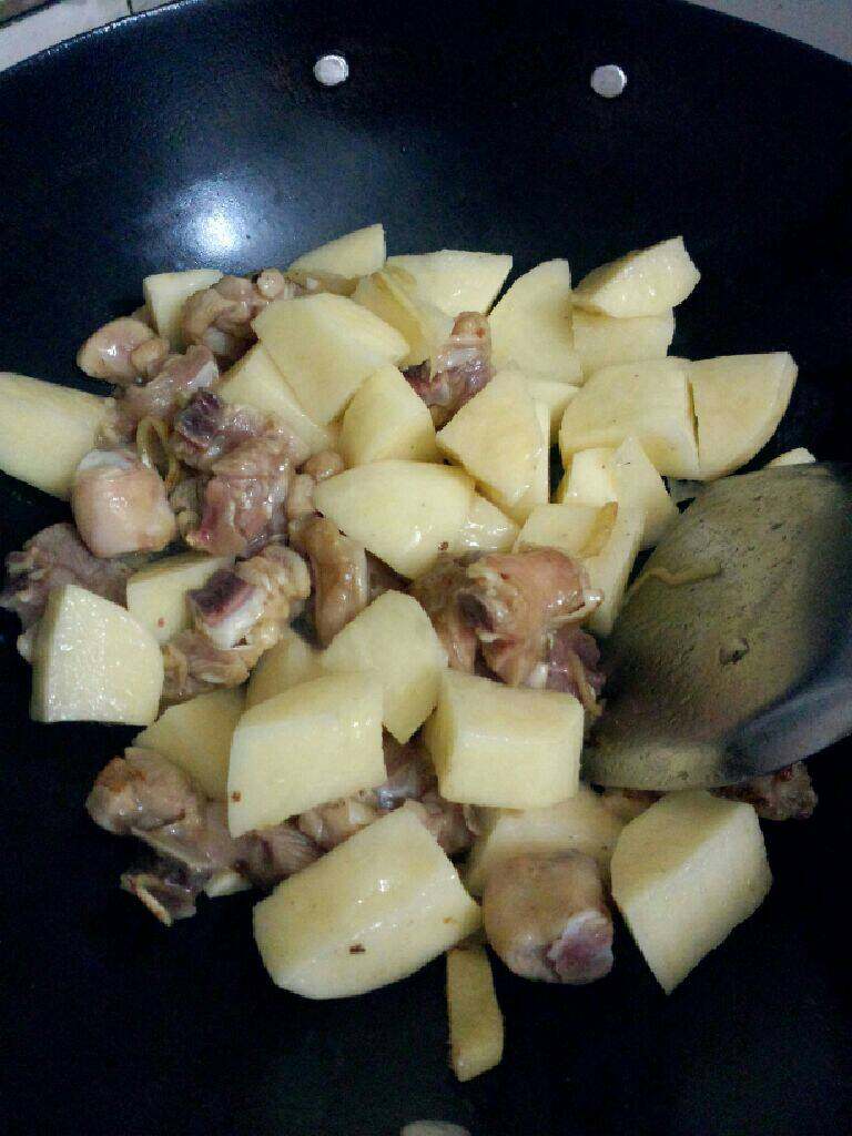 土豆焖鸡腿,在将土豆也放入炒 在加入一碗水焖
