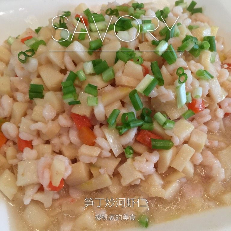 笋丁炒河虾仁,如图盛入盘中撒上<a style='color:red;display:inline-block;' href='/shicai/ 3250'>葱</a>花就可以上桌了。