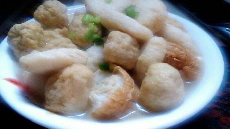 鱼丸肉卷汤,盛锅 把芹菜放在面上就可完成