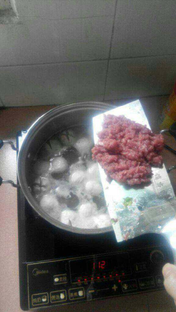 营养面条,再放入肉末搅拌均匀