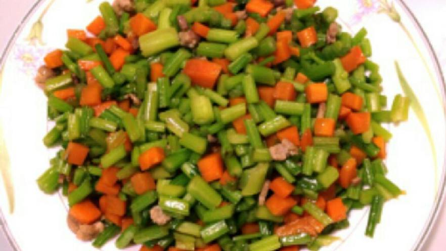 芹菜炒胡萝卜碎