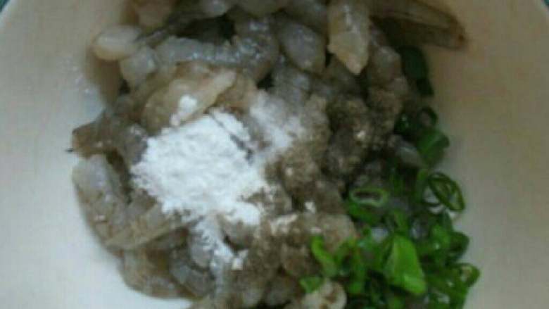 芹菜炒虾仁,处理好的<a style='color:red;display:inline-block;' href='/shicai/ 287'>虾仁</a>，加半个<a style='color:red;display:inline-block;' href='/shicai/ 17'>蛋清</a>，一点淀粉，少许<a style='color:red;display:inline-block;' href='/shicai/ 720'>胡椒粉</a>，一点点盐，葱花