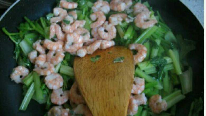 芹菜炒虾仁,锅里倒少许油，下<a style='color:red;display:inline-block;' href='/shicai/ 125'>芹菜</a>翻炒，<a style='color:red;display:inline-block;' href='/shicai/ 125'>芹菜</a>快好的时候倒入炒好的虾仁，翻炒放盐。出锅