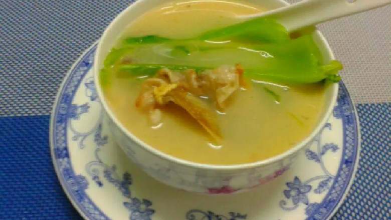 芥菜鱼头汤,出锅起加适量盐调味即可