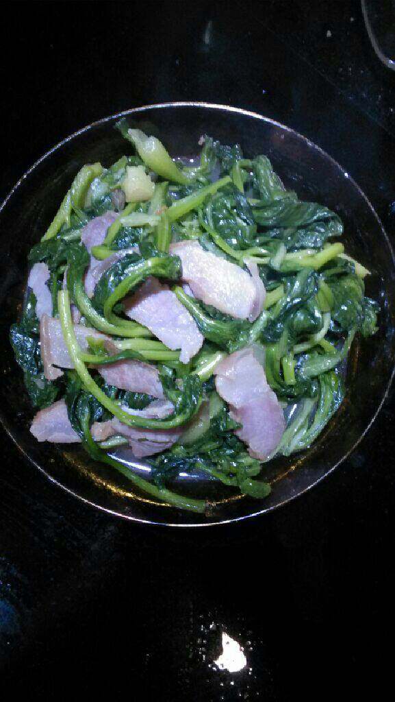 菜苔炒咸肉,咸肉先下锅炒，然后下菜苔 ，喜欢烂一点的可以炒时间长一点，放盐起锅就行