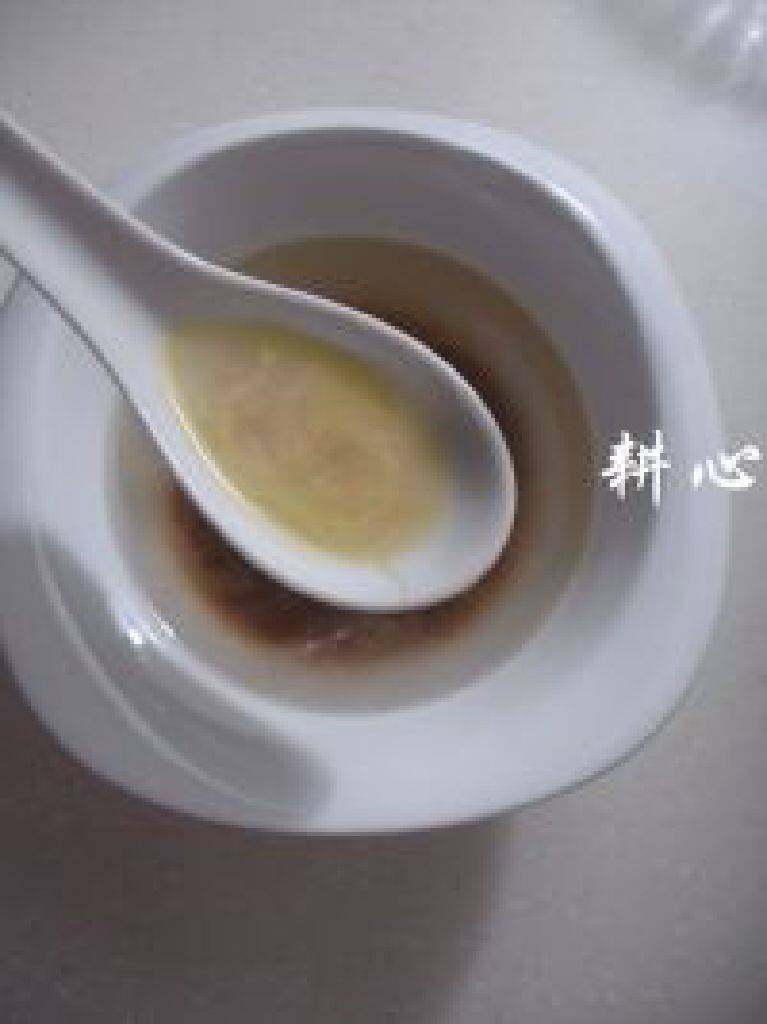 大枣阿胶粥,阿胶洗净，用清水隔夜浸泡。
泡一天就好了。捞去浮在水面上的杂质。