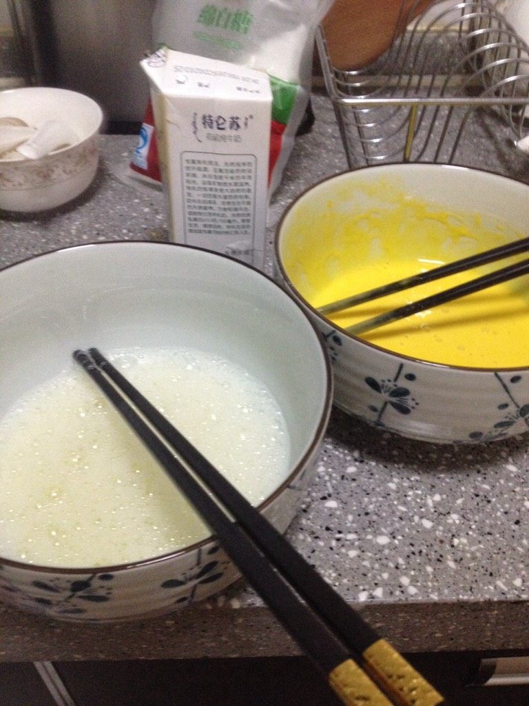 电饭煲蛋糕,5枚鸡蛋，将蛋黄与蛋清分开