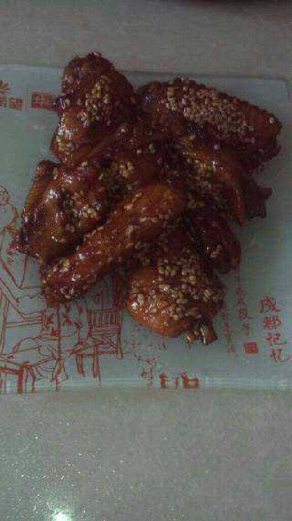 糖醋鸡翅,鸡翅煎到金黄后，在锅里加半小碗水，加糖、醋、少许盐调味，大火把汁收一下。撒上白<a style='color:red;display:inline-block;' href='/shicai/ 666'>芝麻</a>，最后剩少许汁包裹在鸡翅上即可。