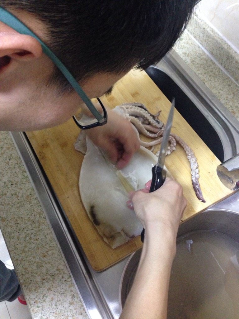 鱿鱼炒洋葱,将买来的<a style='color:red;display:inline-block;' href='/shicai/ 345'>鱿鱼</a>，洗干净，去除内脏。