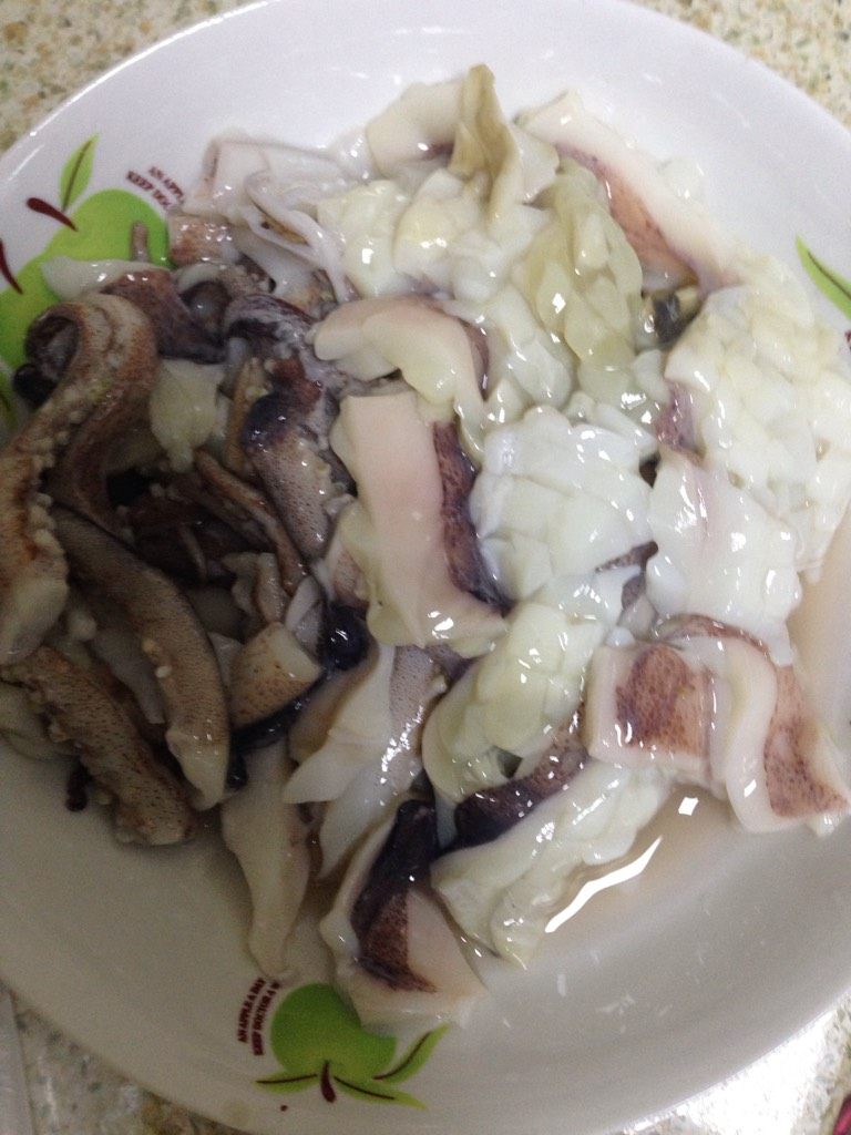 鱿鱼炒洋葱,洗干净的鱿鱼。切好花刀，加入开水烫一下。<a style='color:red;display:inline-block;' href='/shicai/ 29'>洋葱</a>切丝。