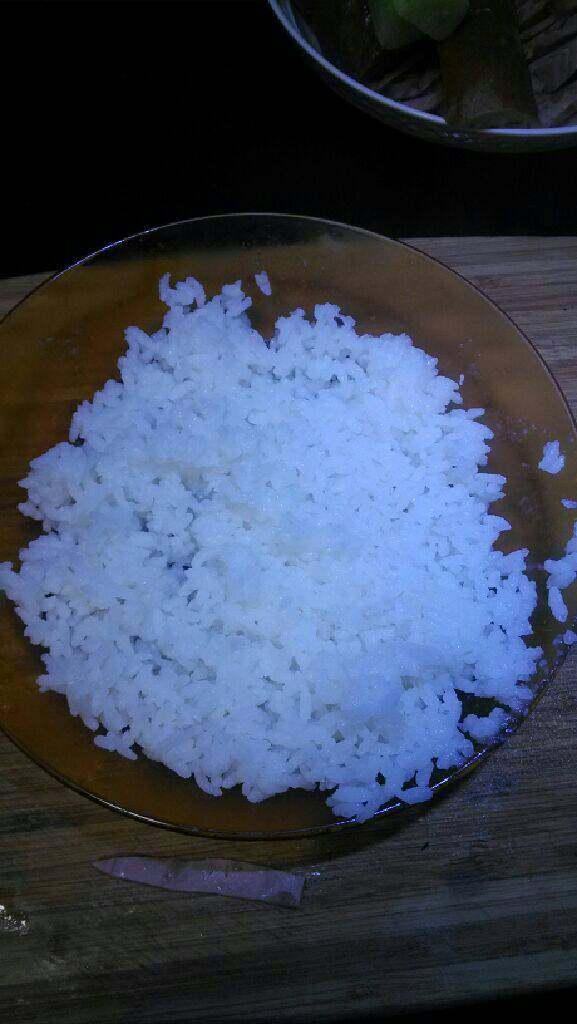 紫菜饭团,<a style='color:red;display:inline-block;' href='/shicai/ 507'>米饭</a>先煮好乘起来稍微放凉，我没有用糯米啊东北大米之类的，只想吃个简单的