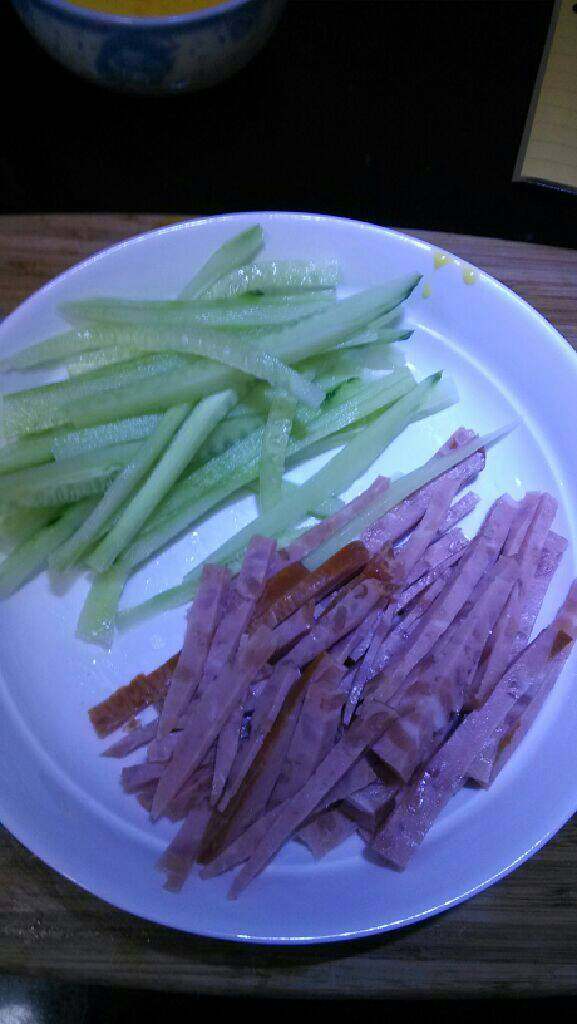 紫菜饭团,<a style='color:red;display:inline-block;' href='/shicai/ 54'>黄瓜</a><a style='color:red;display:inline-block;' href='/shicai/ 438'>火腿</a>切长条