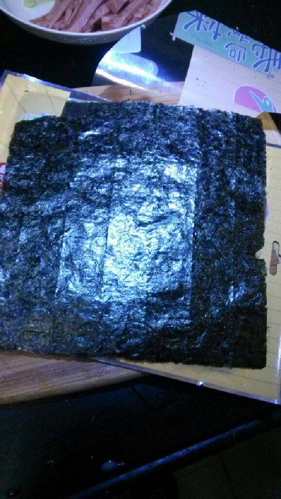 紫菜饭团,<a style='color:red;display:inline-block;' href='/shicai/ 279'>海苔</a>铺在席条上