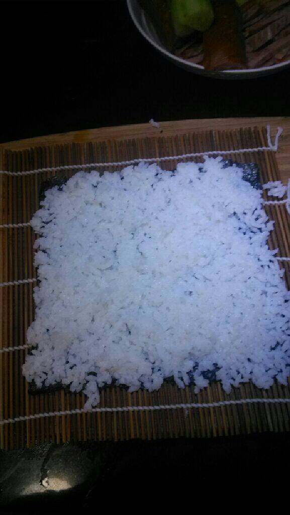 紫菜饭团,铺饭，两头不要铺满，卷起来之后会挤出来