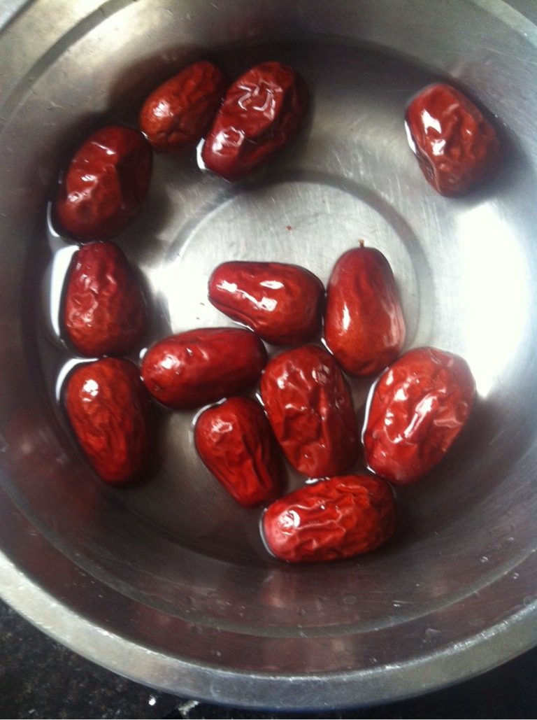 心太软,<a style='color:red;display:inline-block;' href='/shicai/ 2471'>大枣</a>洗净泡软