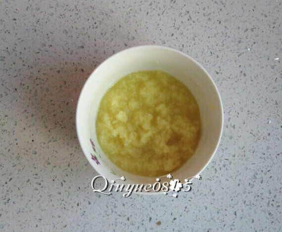 红糖姜茶,这是弄好的姜蓉和姜汁，剔除或者剁碎老姜的纤维。