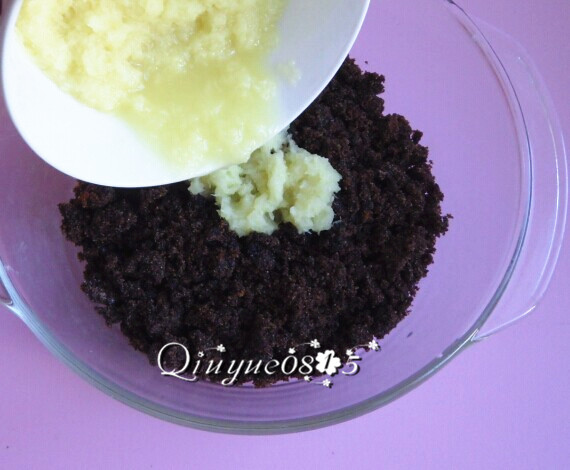 红糖姜茶,把姜蓉和姜汁倒入红糖中，搅拌均匀。