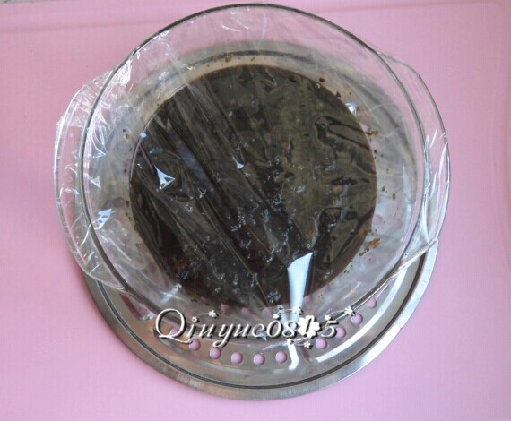 红糖姜茶,包上保鲜膜上笼屉蒸半小时左右。