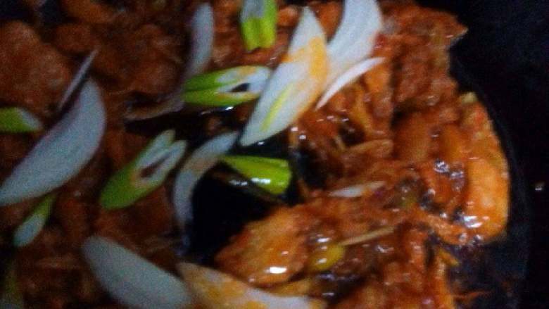 紫菜鸡肉炒饭,用<a style='color:red;display:inline-block;' href='/shicai/ 8426'>韩式辣酱</a>，酱油，花椒粉，姜粉，把<a style='color:red;display:inline-block;' href='/shicai/ 94'>鸡肉</a>提前腌制30分钟左右，放入熟油先将<a style='color:red;display:inline-block;' href='/shicai/ 94'>鸡肉</a>炒至变色，加入葱，<a style='color:red;display:inline-block;' href='/shicai/ 29'>洋葱</a>，紫菜翻炒。