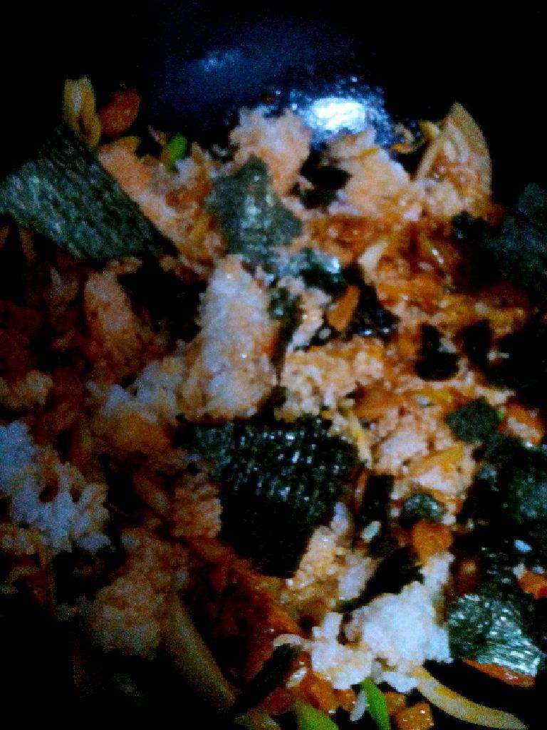 紫菜鸡肉炒饭,加入<a style='color:red;display:inline-block;' href='/shicai/ 507'>米饭</a>，炒匀。