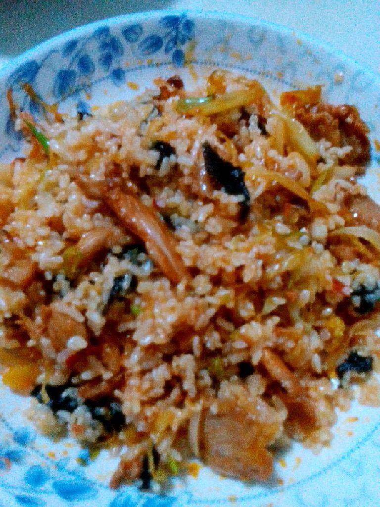 紫菜鸡肉炒饭,装盘即可。