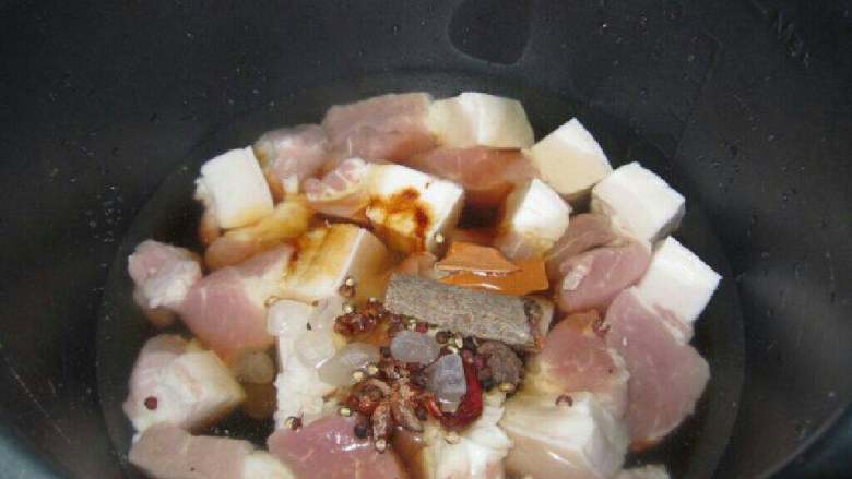 卤猪肉,放入卤料