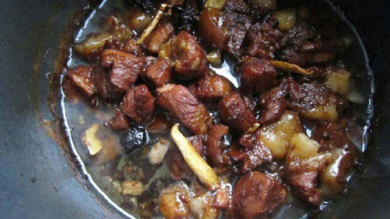 卤猪肉,高压锅压消去再用煮饭功能将汤汁收一下既可。