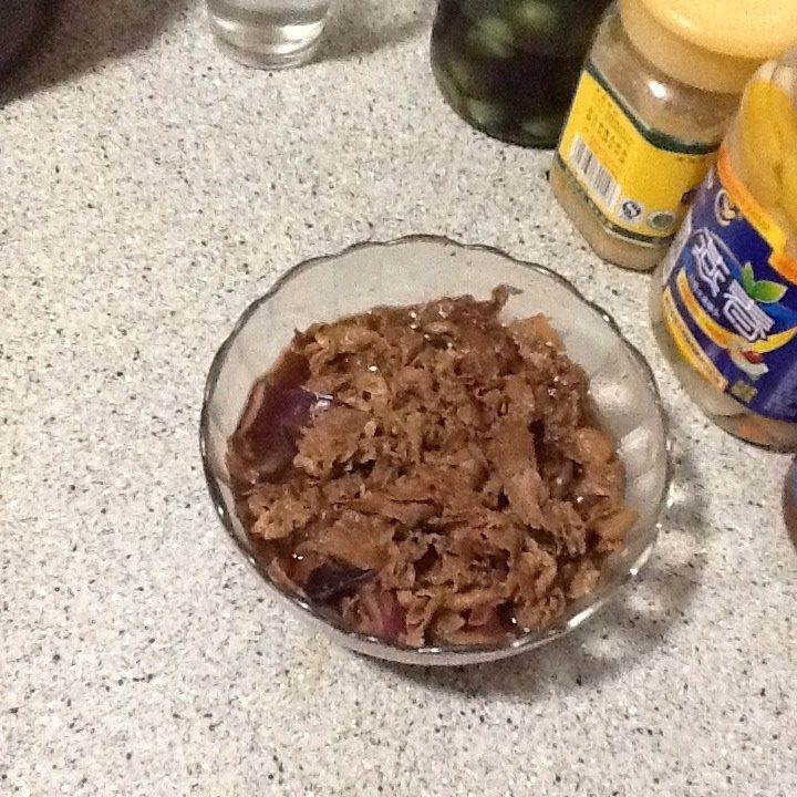自制肥牛饭,然后放入调料不停翻炒就ok拉