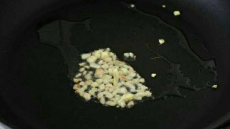 西红柿炒虾仁,热油锅里放葱姜蒜末炝锅。