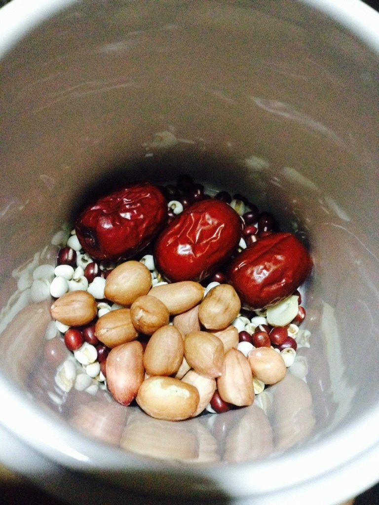 红豆红枣红糖粥,如图准备食材，每样都少量，放入小炖盅
