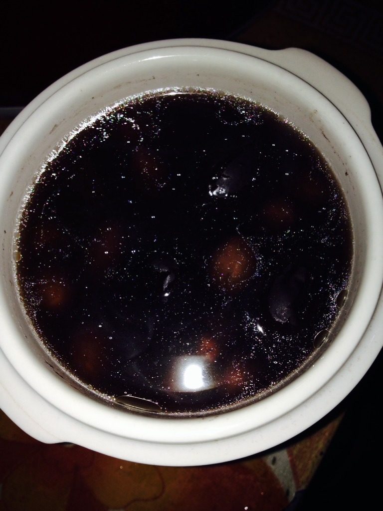 红豆红枣红糖粥,放入炖锅炖2.5小时出锅